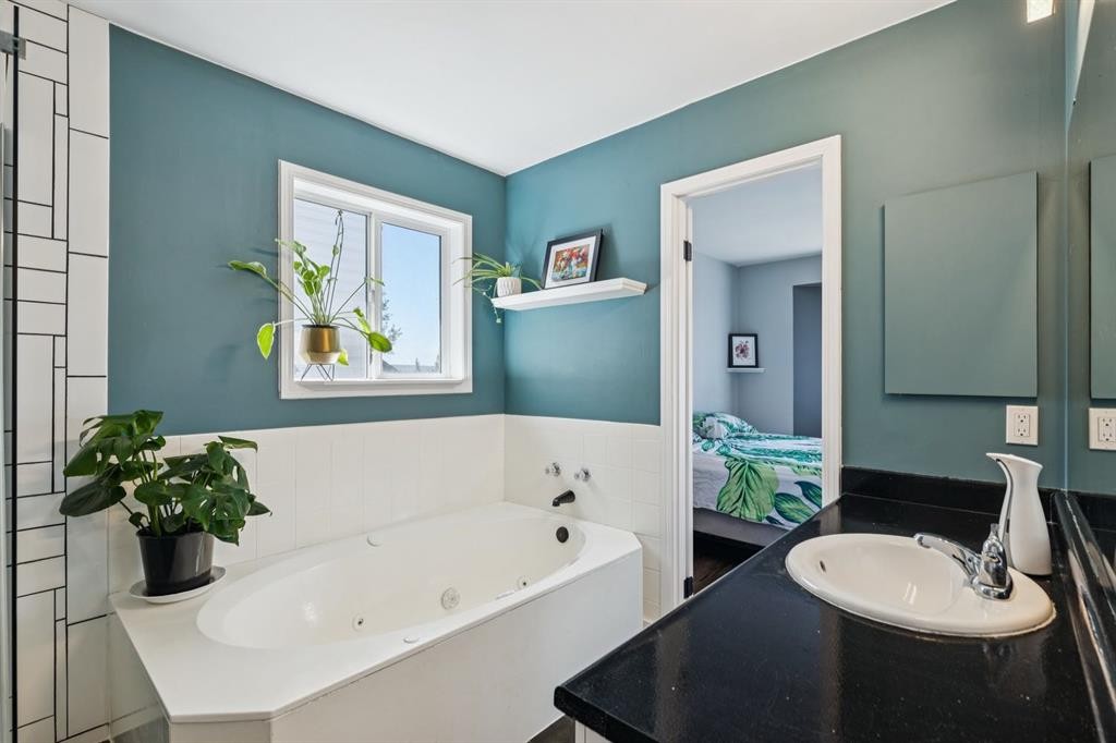 19 Covington Close Ne, Calgary, AB - Indoor Photo Showing Bathroom