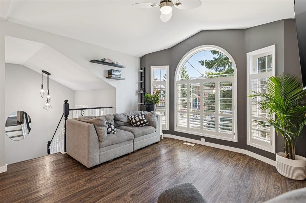 19 Covington Close Ne, Calgary, AB - Indoor Photo Showing Living Room