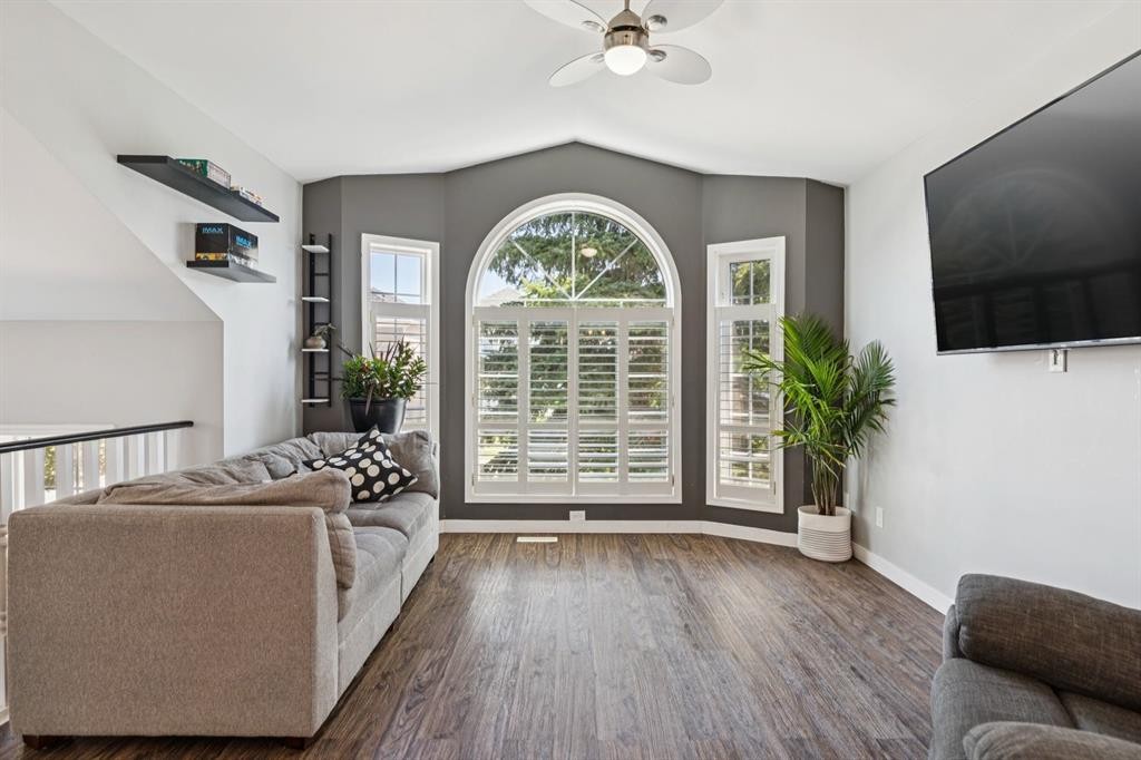 19 Covington Close Ne, Calgary, AB - Indoor Photo Showing Living Room