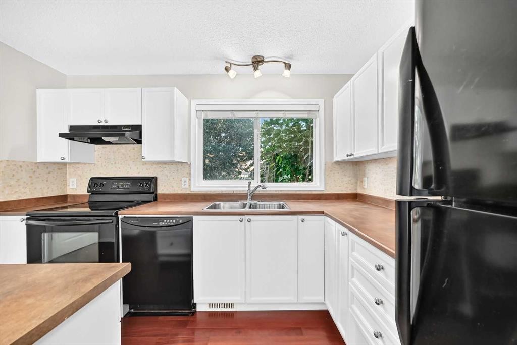 321 Elgin Point Se, Calgary, AB - Indoor Photo Showing Kitchen With Double Sink
