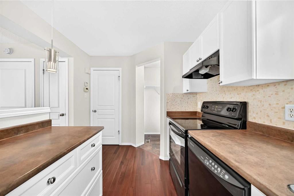 321 Elgin Point Se, Calgary, AB - Indoor Photo Showing Kitchen
