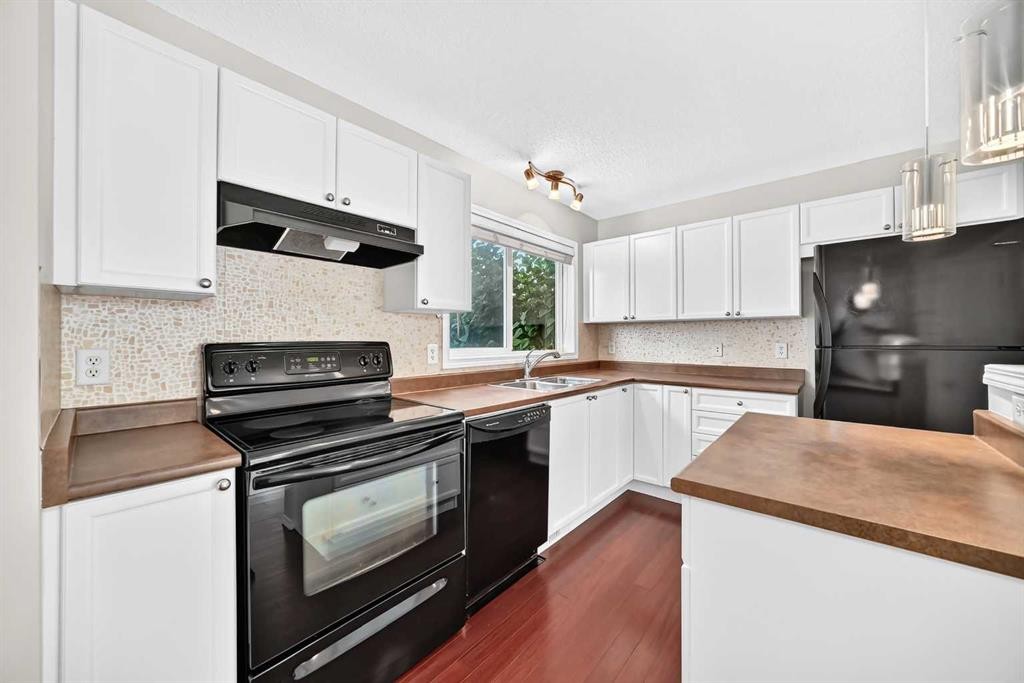 321 Elgin Point Se, Calgary, AB - Indoor Photo Showing Kitchen