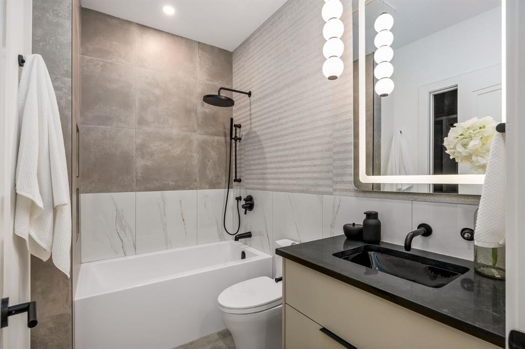 1-2703 Erlton Street Sw, Calgary, AB - Indoor Photo Showing Bathroom