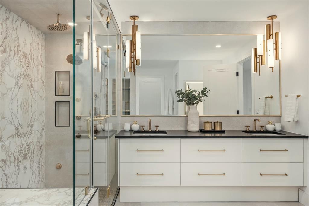 1-2703 Erlton Street Sw, Calgary, AB - Indoor Photo Showing Bathroom