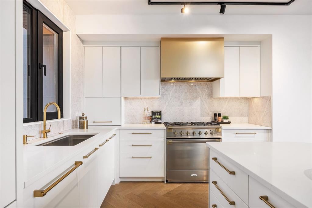 1-2703 Erlton Street Sw, Calgary, AB - Indoor Photo Showing Kitchen With Upgraded Kitchen