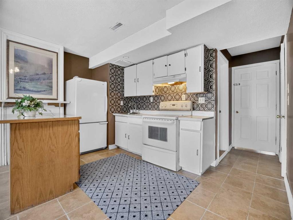 285 Fresno Place Ne, Calgary, AB - Indoor Photo Showing Kitchen