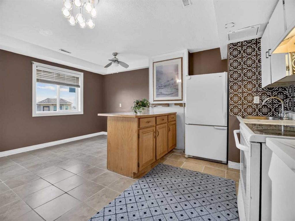 285 Fresno Place Ne, Calgary, AB - Indoor Photo Showing Kitchen With Double Sink