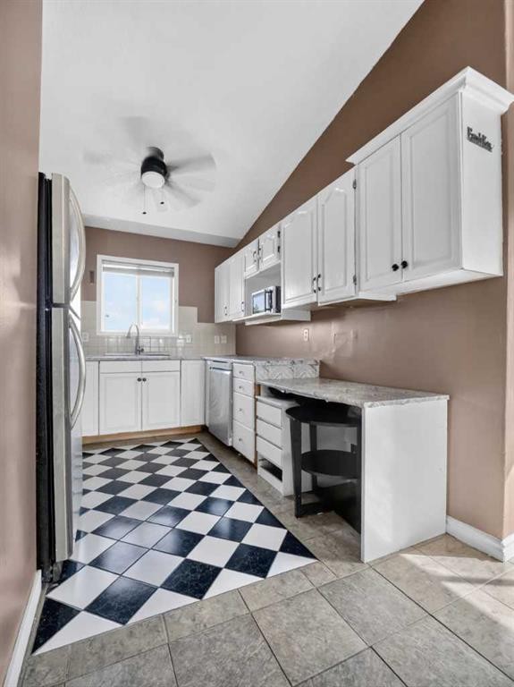 285 Fresno Place Ne, Calgary, AB - Indoor Photo Showing Kitchen