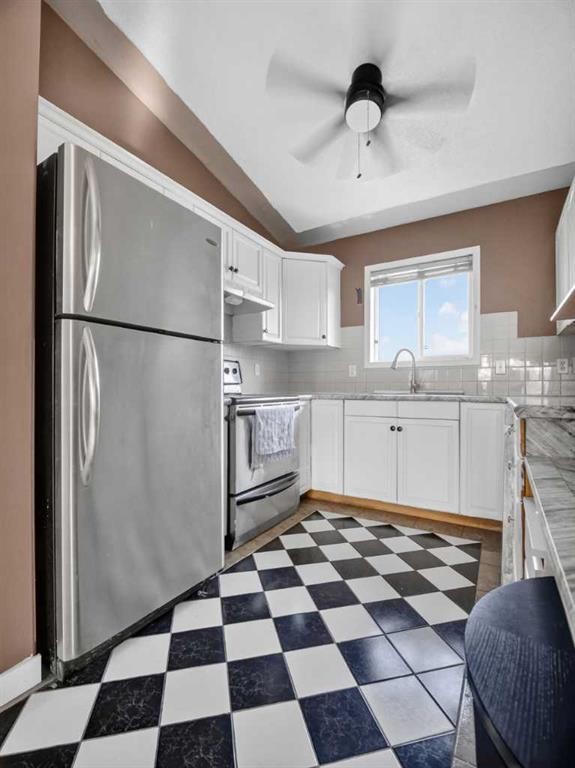 285 Fresno Place Ne, Calgary, AB - Indoor Photo Showing Kitchen