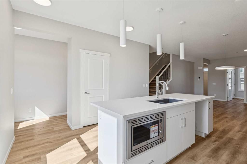 471 Hotchkiss Manor Se, Calgary, AB - Indoor Photo Showing Kitchen