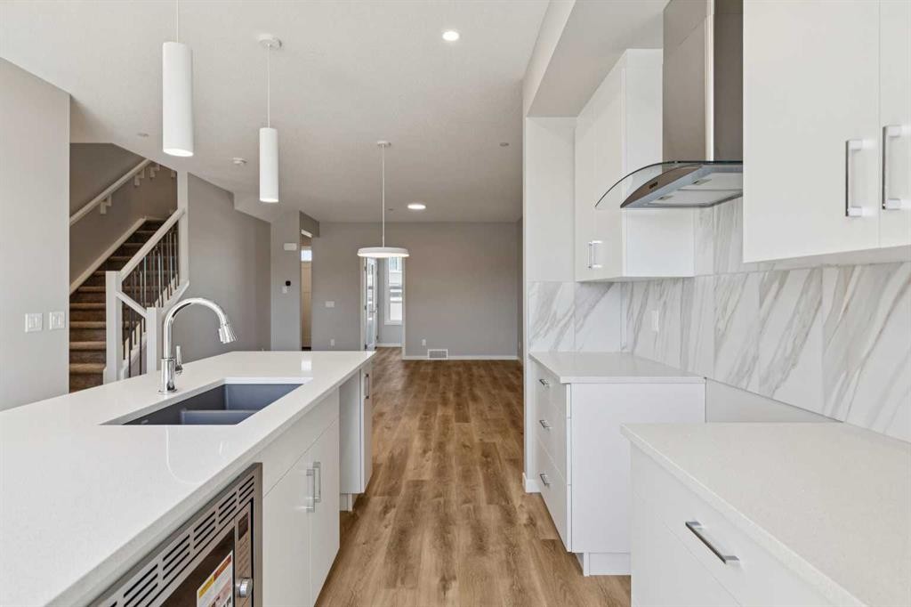 471 Hotchkiss Manor Se, Calgary, AB - Indoor Photo Showing Kitchen With Double Sink With Upgraded Kitchen