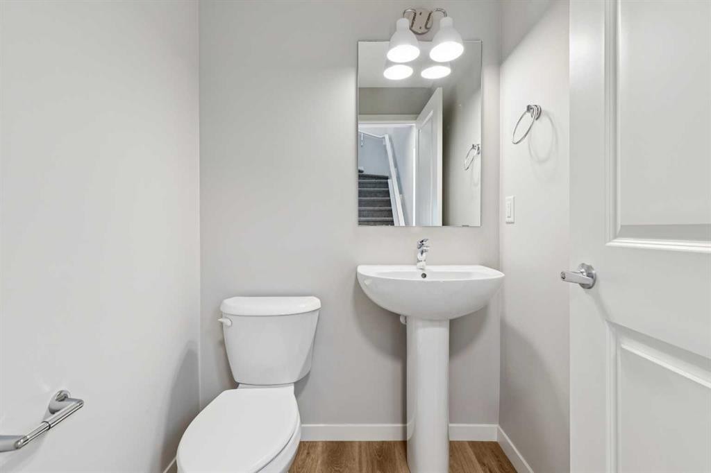 471 Hotchkiss Manor Se, Calgary, AB - Indoor Photo Showing Bathroom