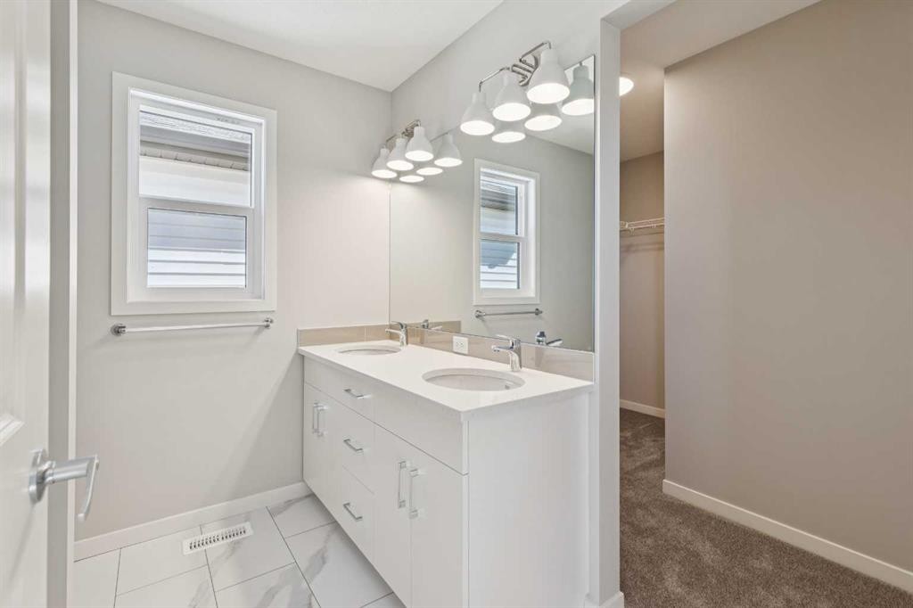 471 Hotchkiss Manor Se, Calgary, AB - Indoor Photo Showing Bathroom