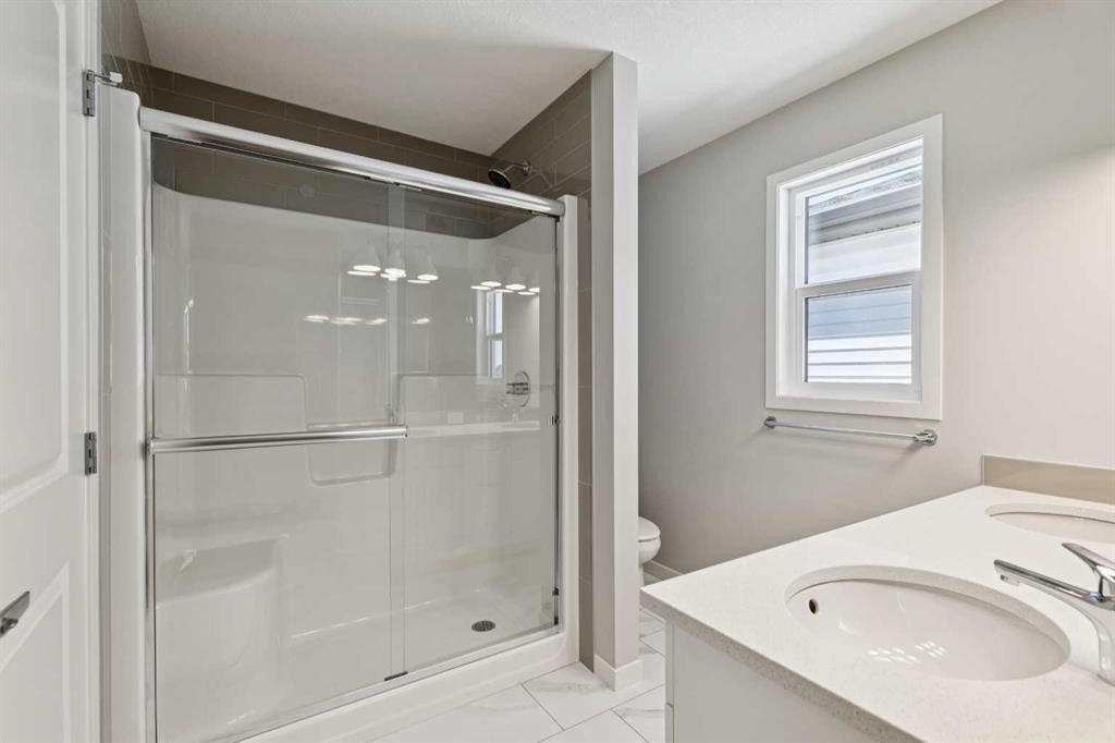 471 Hotchkiss Manor Se, Calgary, AB - Indoor Photo Showing Bathroom
