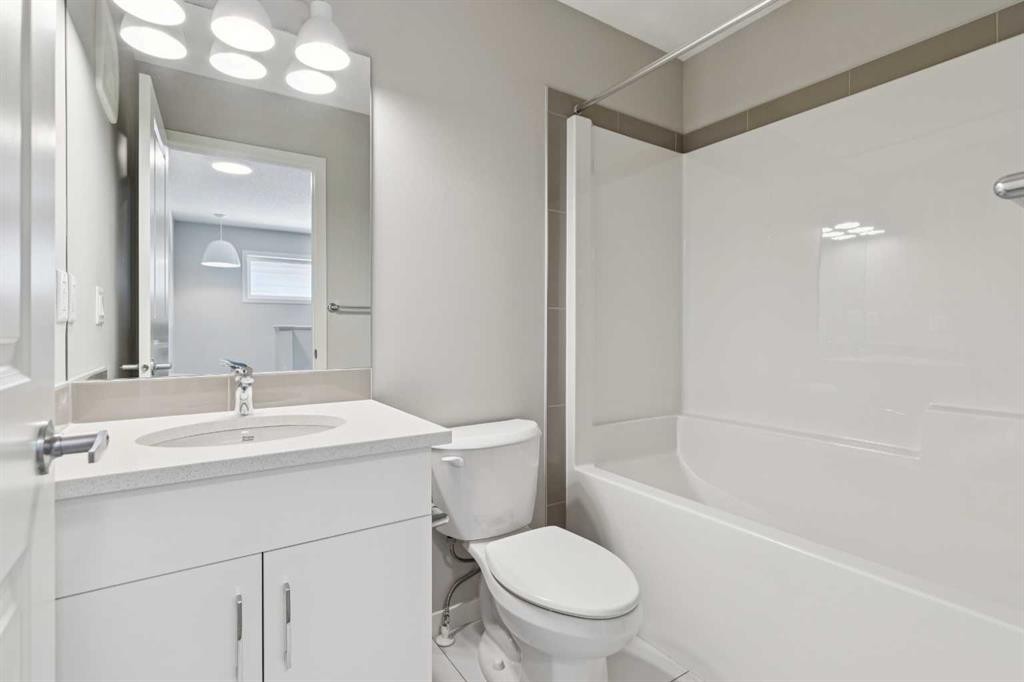 471 Hotchkiss Manor Se, Calgary, AB - Indoor Photo Showing Bathroom