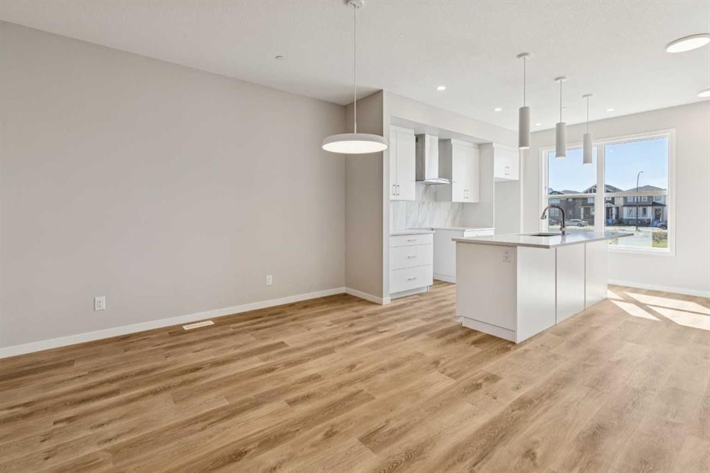 471 Hotchkiss Manor Se, Calgary, AB - Indoor Photo Showing Kitchen