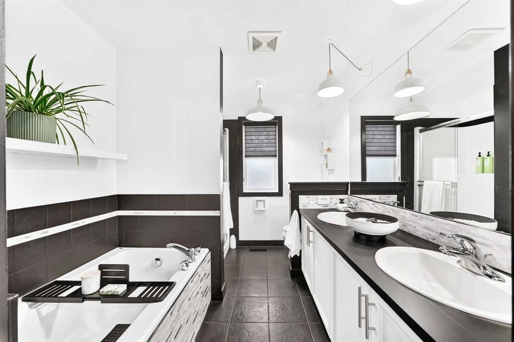132 Evanscove Manor Nw, Calgary, AB - Indoor Photo Showing Bathroom