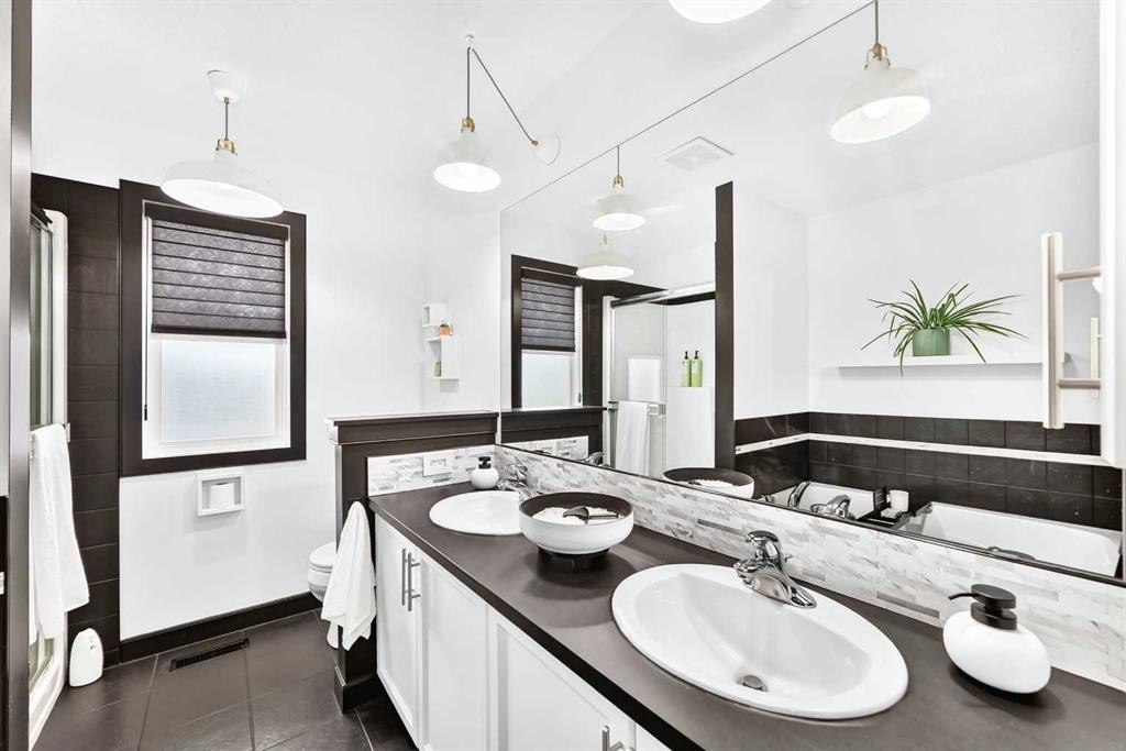 132 Evanscove Manor Nw, Calgary, AB - Indoor Photo Showing Bathroom