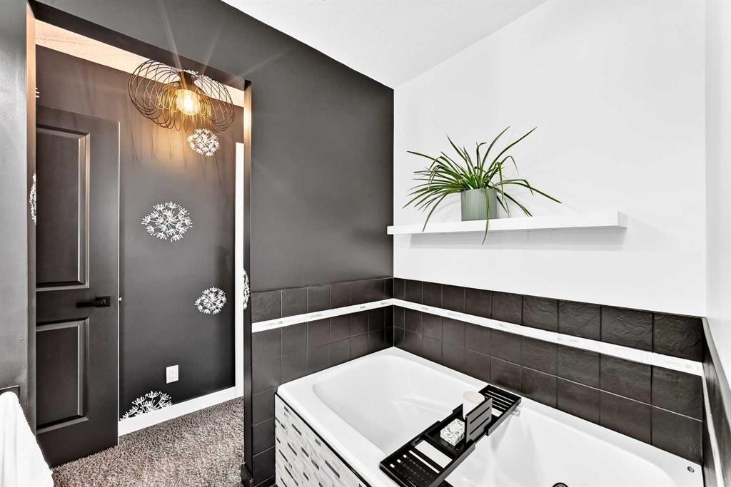 132 Evanscove Manor Nw, Calgary, AB - Indoor Photo Showing Bathroom