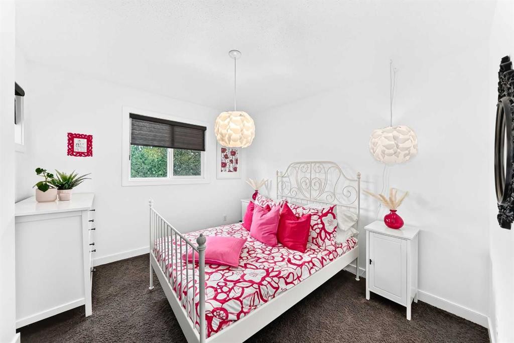 132 Evanscove Manor Nw, Calgary, AB - Indoor Photo Showing Bedroom