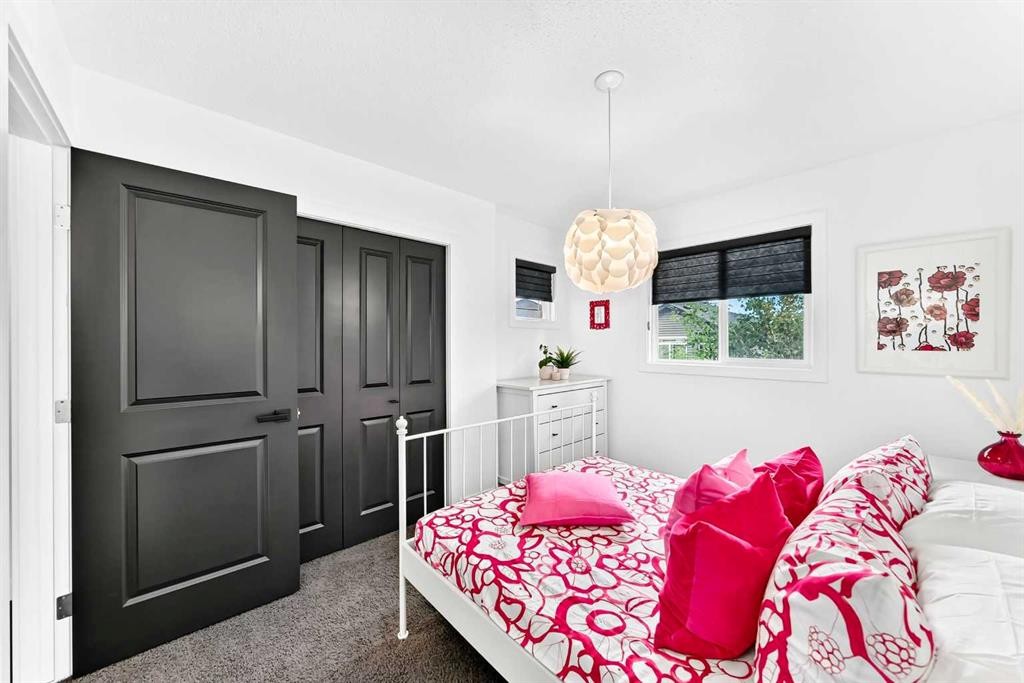 132 Evanscove Manor Nw, Calgary, AB - Indoor Photo Showing Bedroom