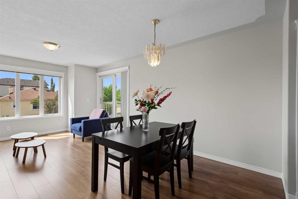 128 22 Avenue Nw, Calgary, AB - Indoor Photo Showing Dining Room
