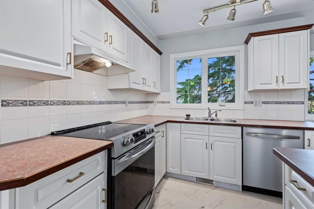 128 22 Avenue Nw, Calgary, AB - Indoor Photo Showing Kitchen With Double Sink