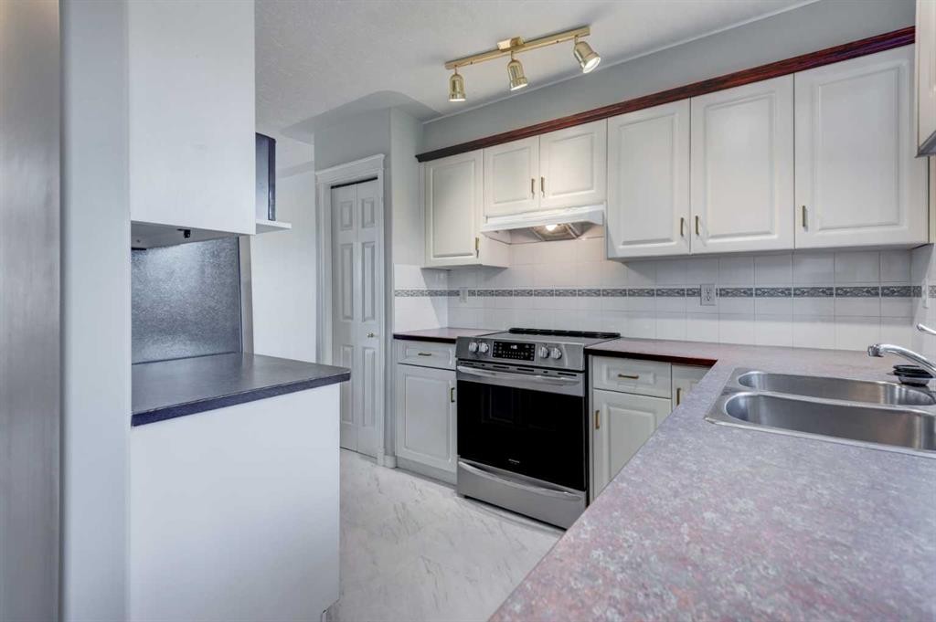 128 22 Avenue Nw, Calgary, AB - Indoor Photo Showing Kitchen With Double Sink