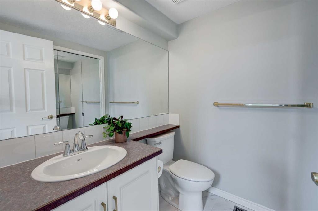 128 22 Avenue Nw, Calgary, AB - Indoor Photo Showing Bathroom