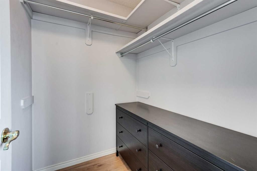 128 22 Avenue Nw, Calgary, AB - Indoor With Storage