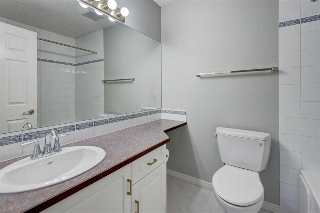 128 22 Avenue Nw, Calgary, AB - Indoor Photo Showing Bathroom