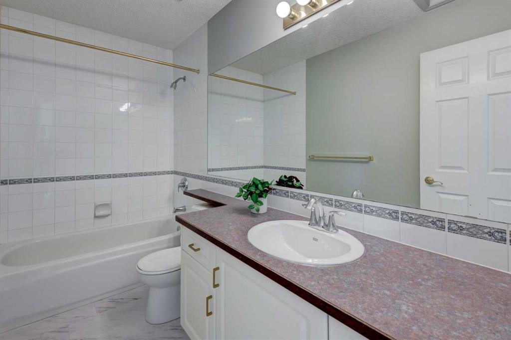 128 22 Avenue Nw, Calgary, AB - Indoor Photo Showing Bathroom