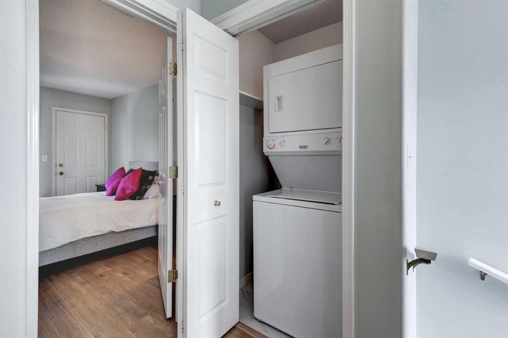 128 22 Avenue Nw, Calgary, AB - Indoor Photo Showing Laundry Room