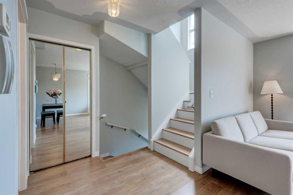 128 22 Avenue Nw, Calgary, AB - Indoor Photo Showing Other Room