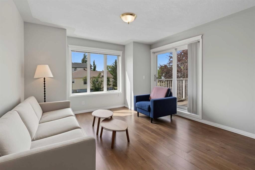 128 22 Avenue Nw, Calgary, AB - Indoor Photo Showing Living Room