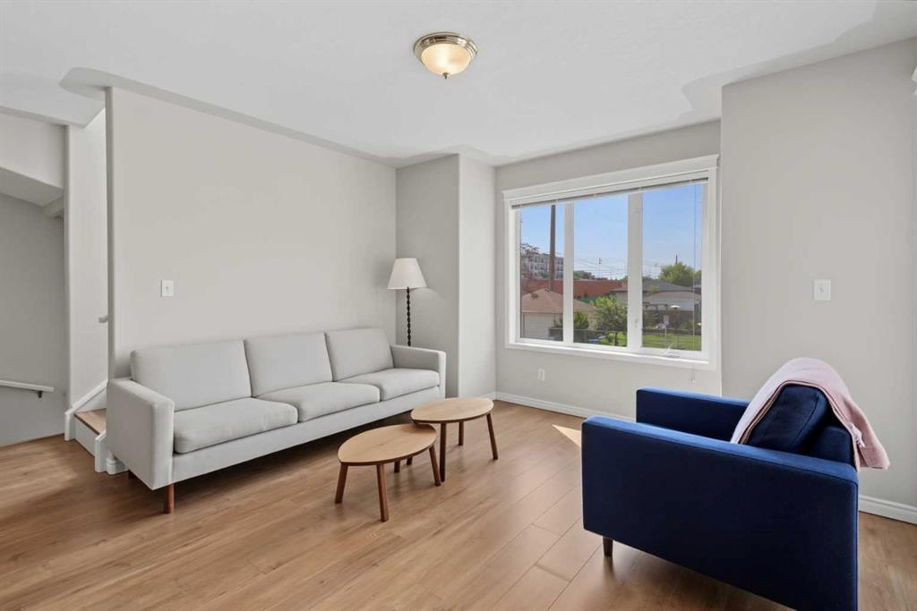 128 22 Avenue Nw, Calgary, AB - Indoor Photo Showing Living Room