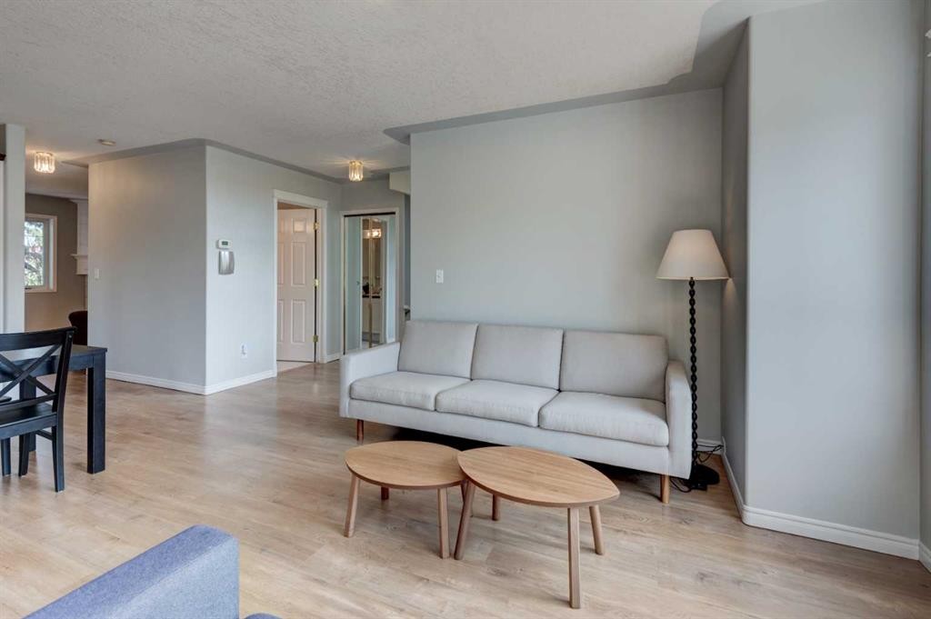 128 22 Avenue Nw, Calgary, AB - Indoor Photo Showing Living Room