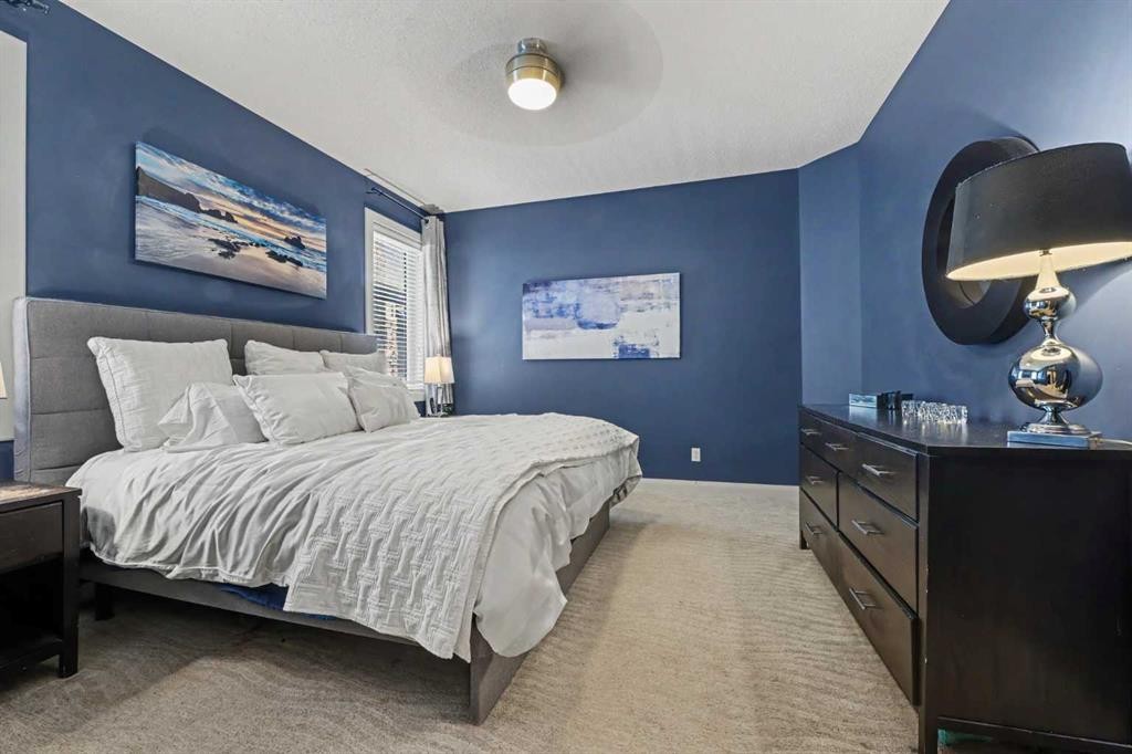 59 Evanswood Circle Nw, Calgary, AB - Indoor Photo Showing Bedroom