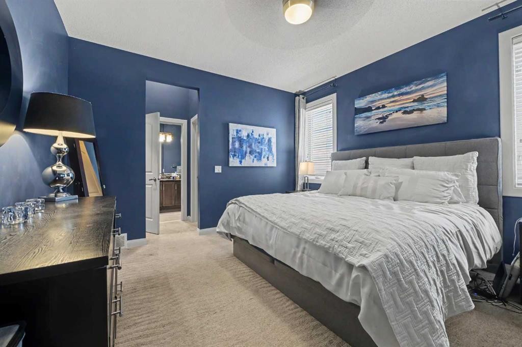 59 Evanswood Circle Nw, Calgary, AB - Indoor Photo Showing Bedroom