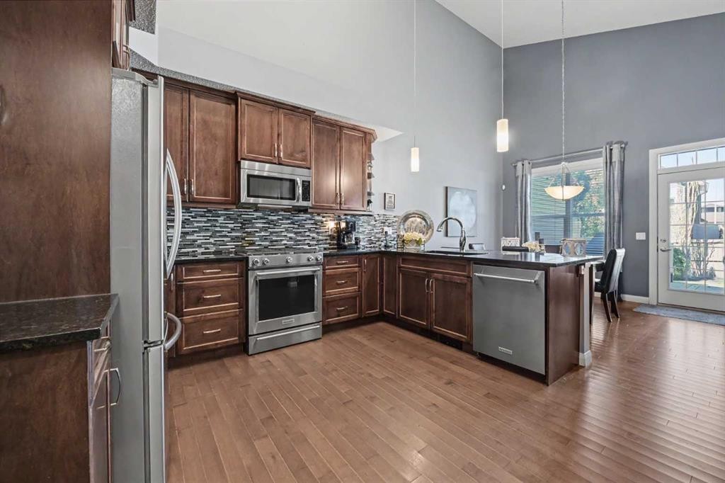 59 Evanswood Circle Nw, Calgary, AB - Indoor Photo Showing Kitchen With Upgraded Kitchen