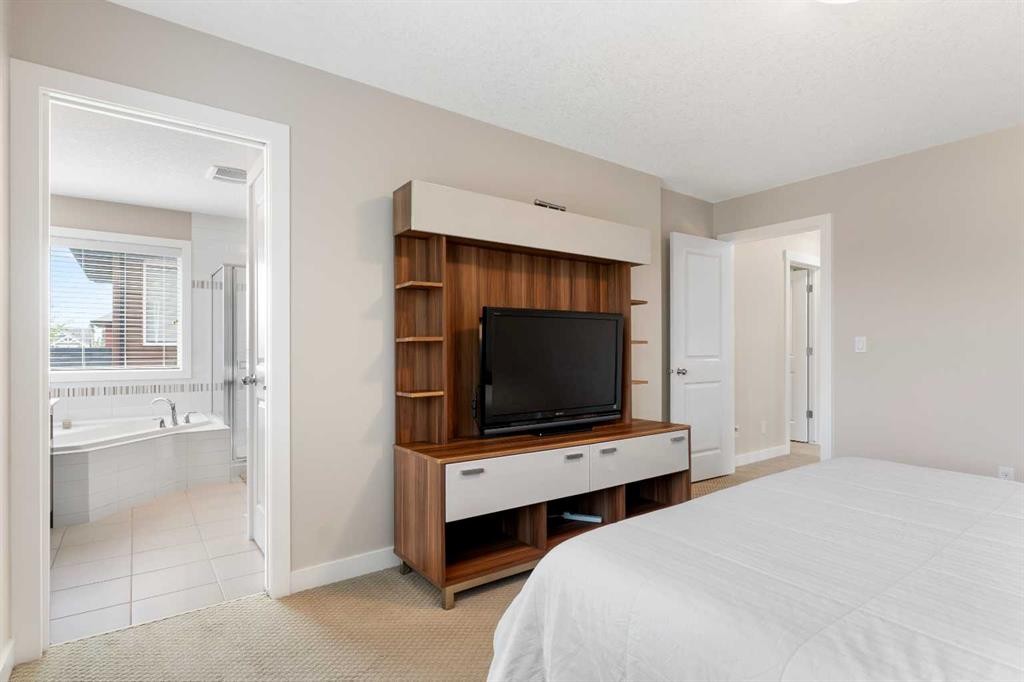 161 Cougar Ridge Close Sw, Calgary, AB - Indoor Photo Showing Bedroom