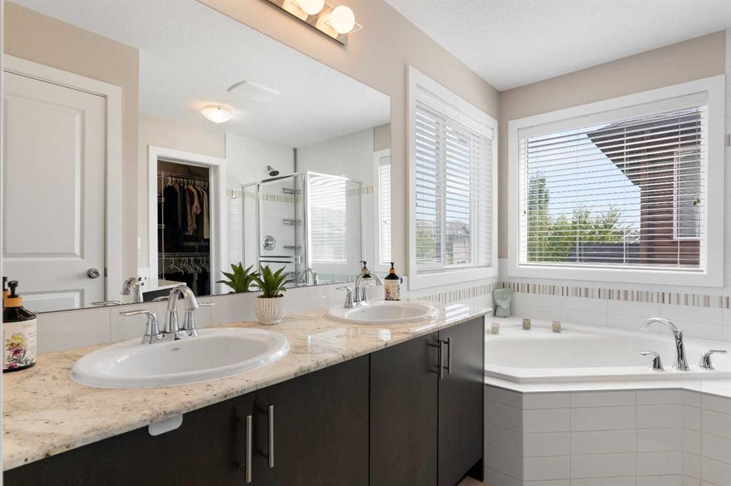 161 Cougar Ridge Close Sw, Calgary, AB - Indoor Photo Showing Bathroom