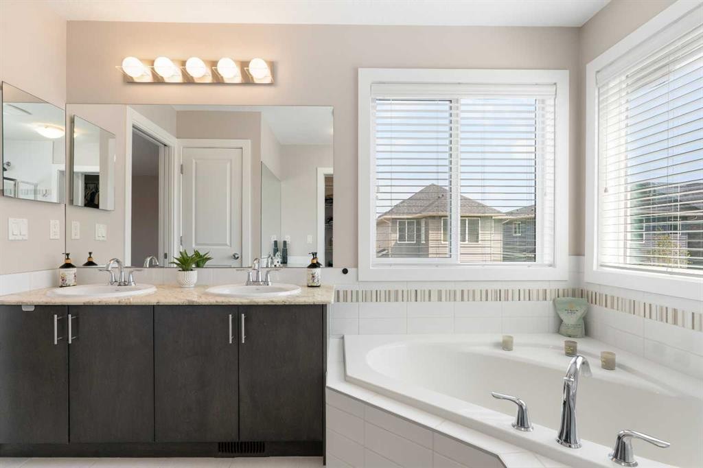 161 Cougar Ridge Close Sw, Calgary, AB - Indoor Photo Showing Bathroom