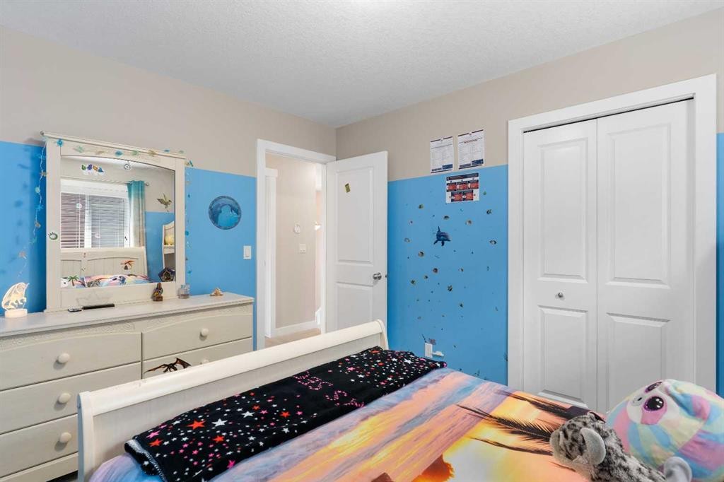 161 Cougar Ridge Close Sw, Calgary, AB - Indoor Photo Showing Bedroom