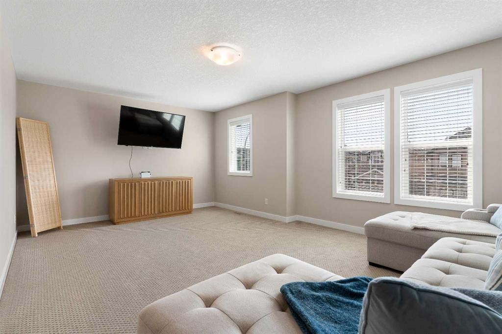 161 Cougar Ridge Close Sw, Calgary, AB - Indoor Photo Showing Living Room