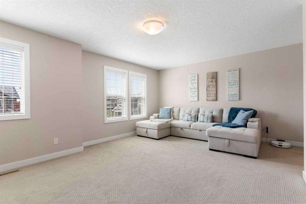 161 Cougar Ridge Close Sw, Calgary, AB - Indoor Photo Showing Living Room