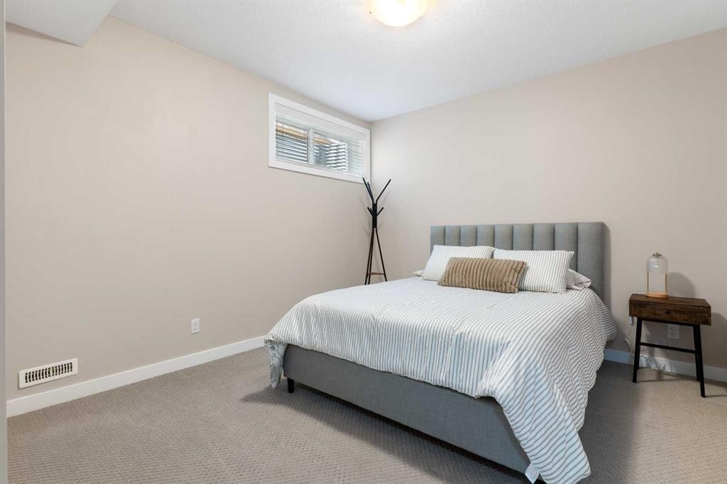 161 Cougar Ridge Close Sw, Calgary, AB - Indoor Photo Showing Bedroom
