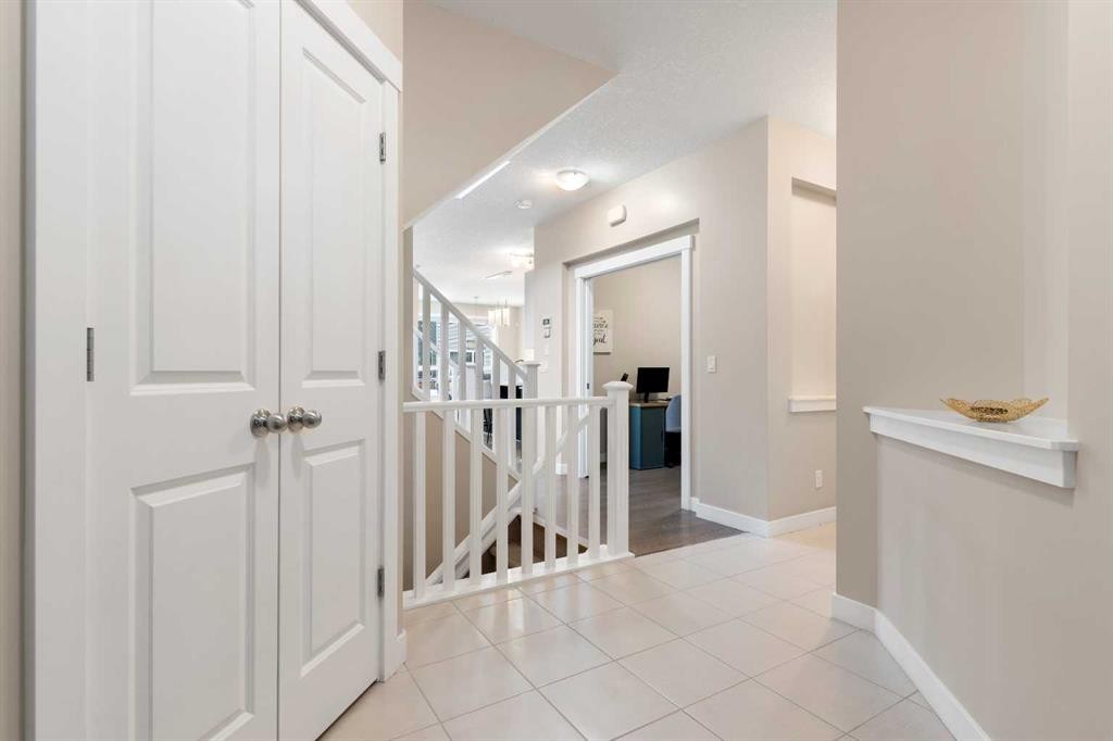 161 Cougar Ridge Close Sw, Calgary, AB - Indoor Photo Showing Other Room