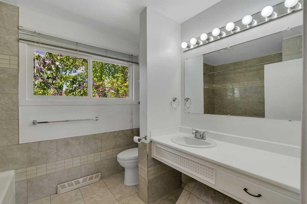 8432 Elbow Drive Sw, Calgary, AB - Indoor Photo Showing Bathroom