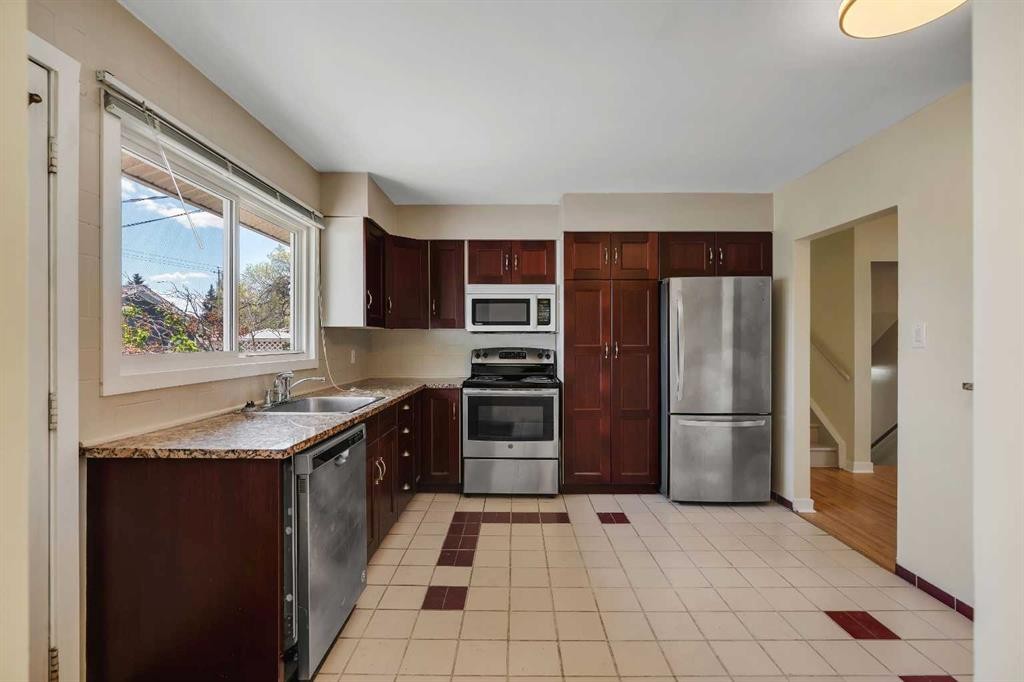 8432 Elbow Drive Sw, Calgary, AB - Indoor Photo Showing Kitchen